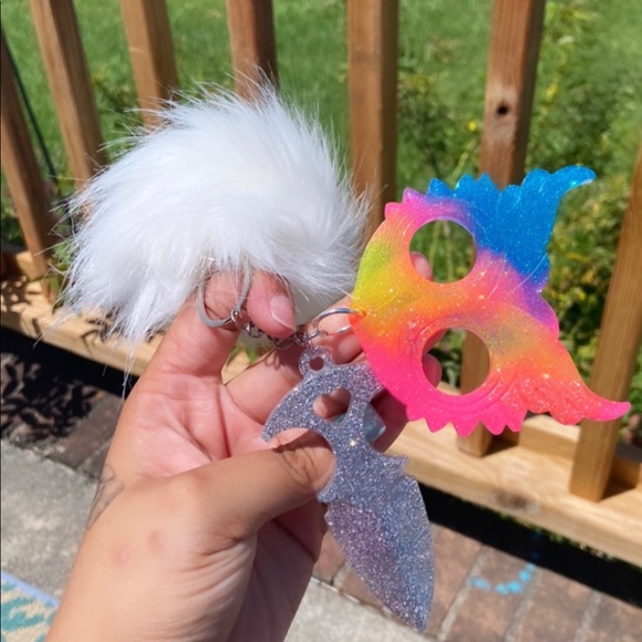 Self defense keychain with fur ball - Picture 1 of 2